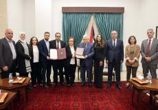 الرئيس عباس يمنح الراحل قدري أبو بكر نجمة الاستحقاق