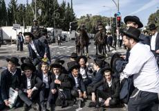 مئات الحريديم يقطعون طريقا وسط إسرائيل رفضا للتجنيد