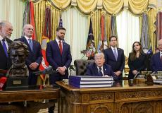 ترامب وإلى جانبه سفيري إسرائيل ولبنان في البيت الأبيض