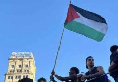 لامين يامال خلال رفعه العلم الفلسطيني