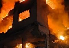 حريق مستمر في بناية سكنية استهدفتها طائرات الاحتلال في حي الرمال غربي مدينة غزة