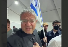 بن غفير خلال تواجده في مكان التنكيل بنشطاء أسطول الصمود