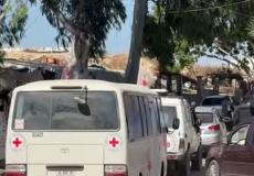 باصات اللجنة الدولية للصليب الأحمر تنقل 13 أسيرًا أفرج عنهم الاحتلال، إلى مشفى شهداء الأقصى