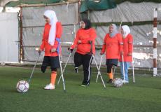 على قدمٍ واحدة... فتيات غزة يركضن نحو الحياة عبر كرة القدم