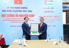 الرئيس عباس يمنح الجنرال الفيتنامي جياب الوشاح الأكبر من وسام دولة فلسطين