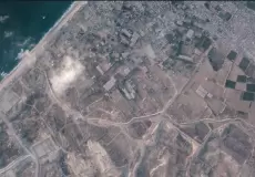 صورة أقمار صناعية تُظهر جزءا من حاجز ترابي يمتد أفقيا عبر منتصف الصورة يقوم جيش الاحتلال ببنائه في جنوب قطاع غزة (أسوشيتد برس)