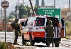 اسعاف فلسطيني وسط جنود الاحتلال بالضفة