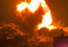 لحظة قصف المنزل في دير البلح مساء اليوم