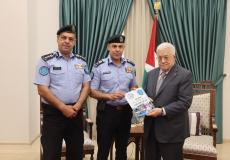 الرئيس عباس يتسلم كتيبا خاصا من إصدار قيادة الشرطة