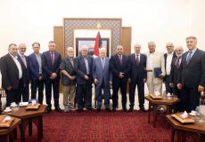 الرئيس عباس يقلد قامات وطنية أوسمة الثقافة والعلوم والفنون