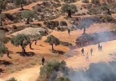 مستوطنون يحاصرون شبانا في قصرة جنوب نابلس واندلاع مواجهات