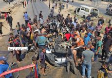 من مكان استهداف مركبة قرب شارع صلاح الدين في دير البلح وسط قطاع غزة