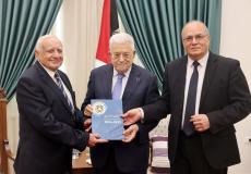 الرئيس عباس يتسلم التقرير السنوي لجامعة القدس المفتوحة