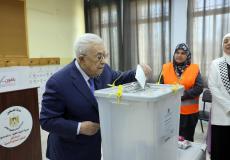 الرئيس الفلسطيني محمود عباس يدلي بصوته في الانتخابات المحلية برام الله 25 أبريل 2026 (د.ب.أ)