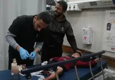 طفل مصاب يتلقى العلاج داخل أحد مستشفيات قطاع غزة - توضيحية