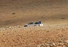 مستوطنون يسرقون براميل مياه في الأغوار الشمالية