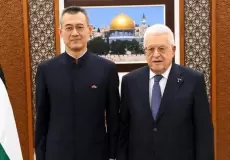 السفير الصيني إلى جانب الرئيس محمود عباس
