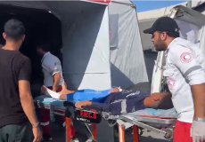 طواقم إسعاف جمعية الهلال الأحمر الفلسطيني تنقل مصابًا من شاطئ بحر غزة