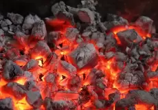 غزة: غلاء الفحم واحتكاره يهددان بإغلاق المطاعم والمنشآت