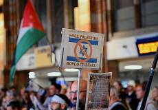 لافتة كُتب عليها "فلسطين حرة، قاطعوا إسرائيل" بمظاهرة في أمستردام بهولندا (Getty Images)