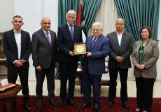 الرئيس عباس يكرم مروان عورتاني ويسلمه درع نجمة دولة فلسطين