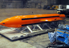 قنبلة «أم القنابل» (MOAB) في قاعدة إيغلين الجوية بولاية فلوريدا الأميركية، في 11 آذار/مارس 2003.
