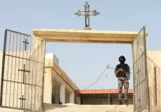 جندي أردني على مدخل الكنيسة في الكرك