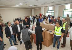 محافظة الخليل تبدأ توزيع المساعدات على العائلات المتضررة