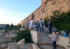مستوطنون يدنسون مقبرة الرحمة