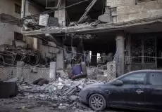 شقة سكنية مدمرة تظهر عقب غارة جوية إسرائيلية غرب مدينة غزة (إ.ب.أ)