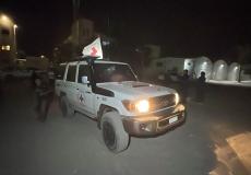 مركبات الصليب الأحمر خلال نقل المعتقلين المفرج عنهم