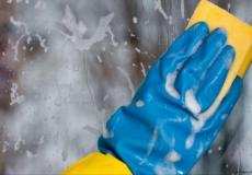 عموما ينصح عند التنظيف باستخدام نظارات وقفازات واقية وأقنعة الأنف