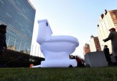 تمثال لمرحاض