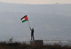 شاب يحمل علم فلسطين