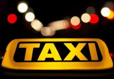 الوزير رمزي مشرفية يصل مجلس الوزراء بسيارة تاكسي