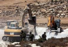 جرافات الاحتلال تجرف أراضي فلسطينية