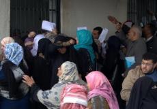مواطنين يسجلون للسفر في غزة