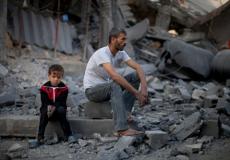 فلسطيني يجلس على أطلال منزله المدمر بغزة