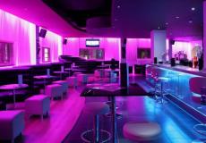 شاهد جدلا واسعا بعد تصوير سعودي ما يجري داخل بار في السعودية