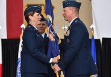 لوري روبنسون أثناء تسلمها المنصب الجديد