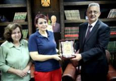 المحافظ يكرم ضابطة الاسعاف صفية بلبيسي