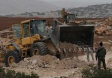 جرافات الاحتلال تجرف أراضي المواطنين في طولكرم
