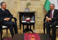 محمد اشتية يستقبل السفير الياباني في فلسطين