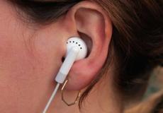 الاستماع إلى موسيقى مبهجة أثناء العمل