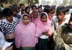 يعيش معظم الفارين في مناطق عشوائية ومخيمات رسمية للاجئين وفي قرى منطقة المنتجعات في بنغلاديش في كوكس بازار.