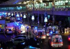 سيارت الإسعاف في محيط المطار لنقل المصابين