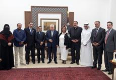 الرئيس محمود عباس، أثناء لقاء وفد من وزارة التربية والتعليم الكويتية