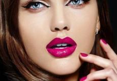 أحمر الشفاه الوردي