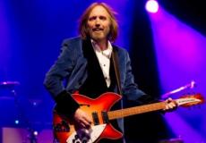 أنهى بيتي جولة تحتفي بمرور أربعين عاما على تأسيس فرقته