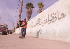 عامل نظافة يقوم بعمله